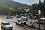 Udes u centru Budve, automobilom oborio semafor na glavnom bulevaru