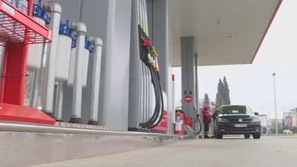 Uprkos nižim akcizama, od ponoći poskupljuje gorivo, cijene u regionu i Evropi na istorijskom maksimumu