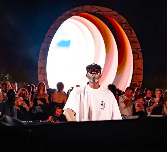 (VIDEO) Vrhunska atmosfera i pun trg u Budvi na nastupu slavnog Black Coffee-a