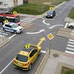 Policija pod rotacijom, tramvaj i tri automobila na raskrsnici – kojim redom prolaze?