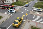 Policija pod rotacijom, tramvaj i tri automobila na raskrsnici – kojim redom prolaze?