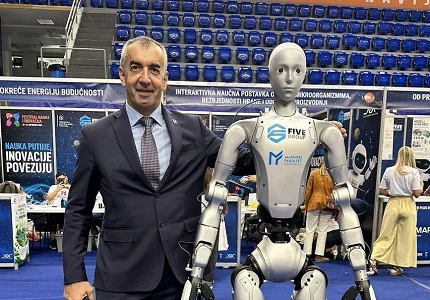 Budućnost je stigla na UCG: prvi humanoidni robot na Mašinskom fakultetu
