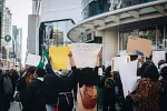Francuski poljoprivrednici protestovali zbog uslova rada: Ispred prefekture bacali gume, cerade i stajnjak