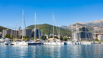 U Luku Budva istovremeno uplovila regata od 23 plovila