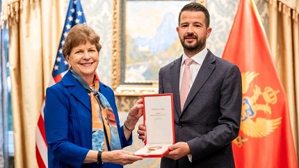Milatović odlikovao senatorku Džin Šahin Ordenom crnogorske zastave I stepena