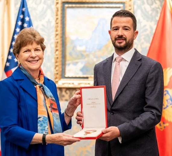 Milatović odlikovao senatorku Džin Šahin Ordenom crnogorske zastave I stepena