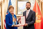 Milatović odlikovao senatorku Džin Šahin Ordenom crnogorske zastave I stepena