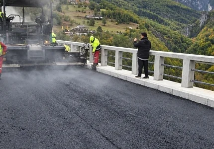 Počelo asfaltiranje mosta na Đurđevića Tari 
