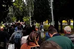 I dalje gužve ispred ambasade Srbije u Podgorici, građani strpljivo čekaju da glasaju