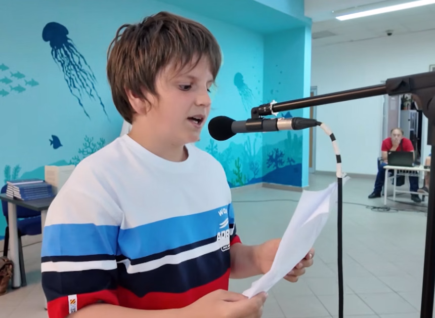 Učenik Druge osnovne škole recituje poeziju