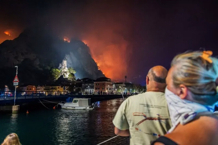 Omiš: Turisti i stanovnici Omiša promatraju prate situaciju. Photo: Zvonimir Barisin/PIXSELL – 13.08.2026.