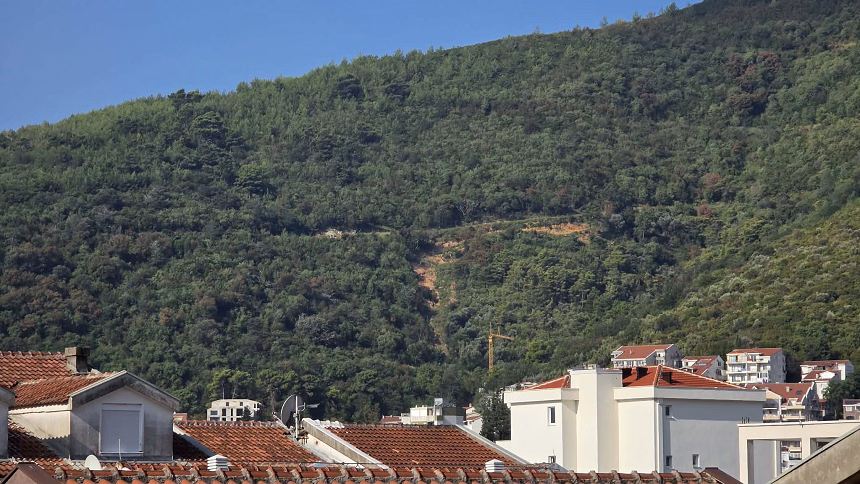 Foto: RTB/ pogled iz Budve na dio Spasa i pomenuto klizište/N.D.
