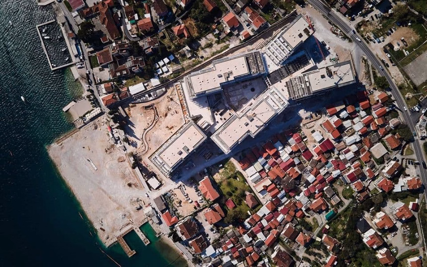 Foto: Nasuta plaža i hotelski kompleks kompanije „Carine“