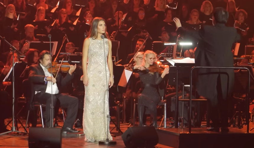 Foto: Screenshot/Rađenović sa orkestrom i dirigentom