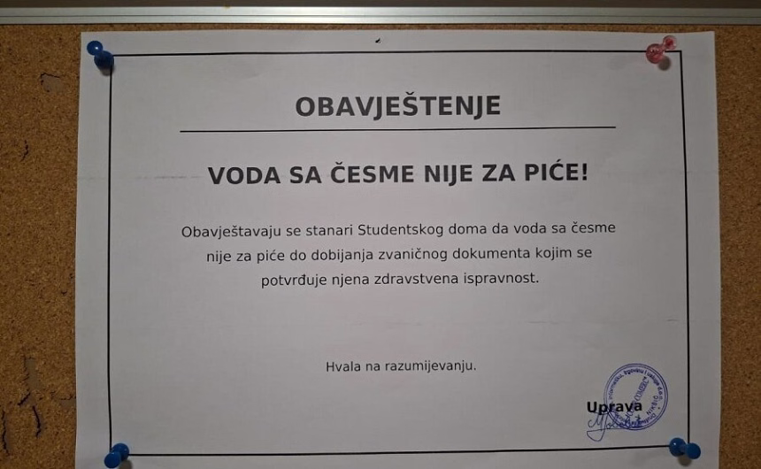 Obavještenje već duže na oglasnoj tabli Doma učenika i studenata u Nikšiću (Foto: RTCG)