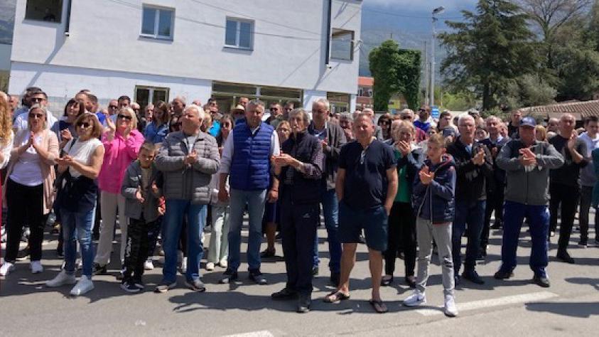 Protest u Radanovićima: Građani protiv izgradnje bulevara Jaz - Tivat i prolaska gasovoda kroz Grbalj | Radio Televizija Budva