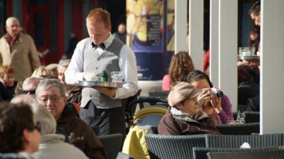 Privrednici se žale na avansna plaćanja i knjižna odobrenja, konobari bez bakšiša ako gost plaća karticom | Radio Televizija Budva