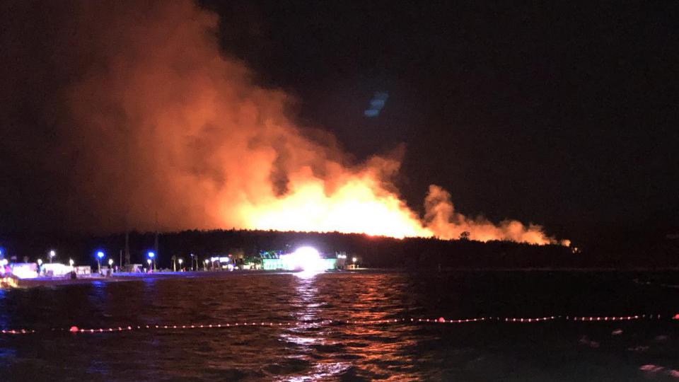 Buknuo ogroman požar na plaži u Hrvatskoj, evakuisano 10.000 ljudi | Radio Televizija Budva