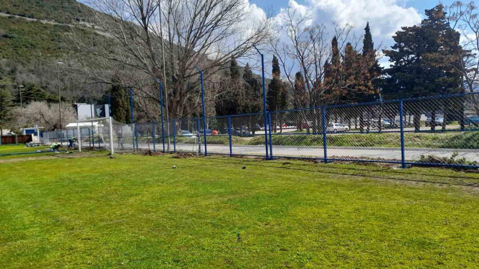 (FOTO) Postavljena nova ograda na fudbalskom terenu na Lugovima | Radio Televizija Budva