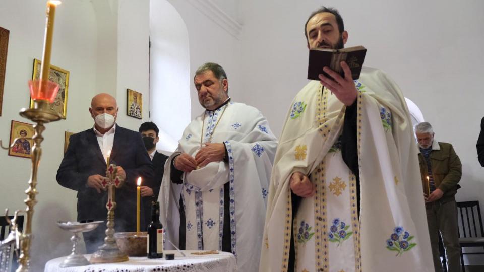 Carević odao počast žrtvama NATO bombardovanja na pomenu u crkvi Svetog Tome u Bečićima | Radio Televizija Budva