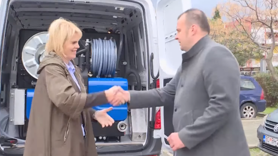 Opština Budva donirala Vodovodu specijalno vozilo za održavanje kanalizacione i vodovodne mreže | Radio Televizija Budva