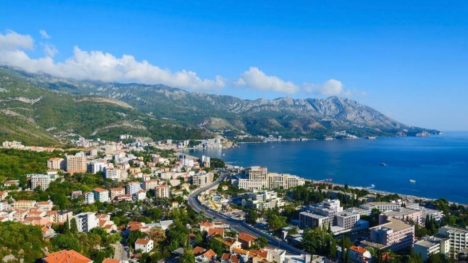 Počelo postavljanje semafora kod hotela Mediteran | Radio Televizija Budva