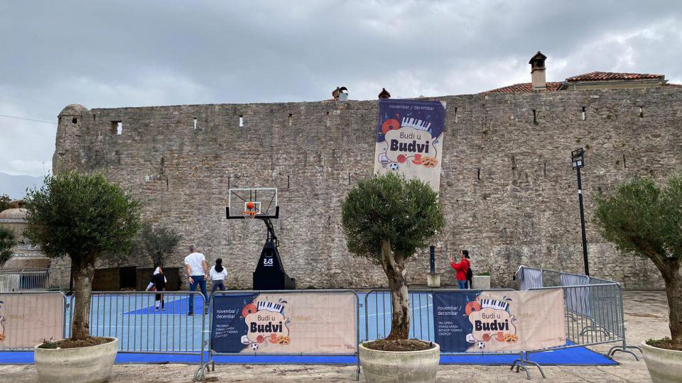 Sportski tereni poen za Stari grad, zvuk lopte i djeca vraćaju život zidinama | Radio Televizija Budva