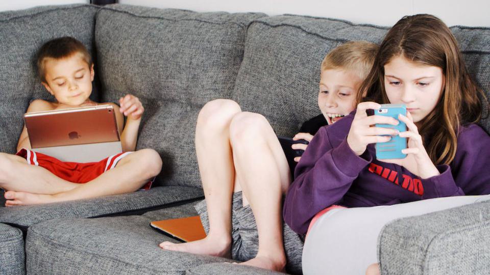 Mobilni telefon ili tablet najbolji je drug djeci u Crnoj Gori | Radio Televizija Budva