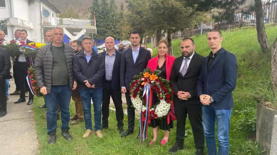 Delegacija DNP Budva položila vijence povodom 24. godišnjice bombardovanja Murina | Radio Televizija Budva