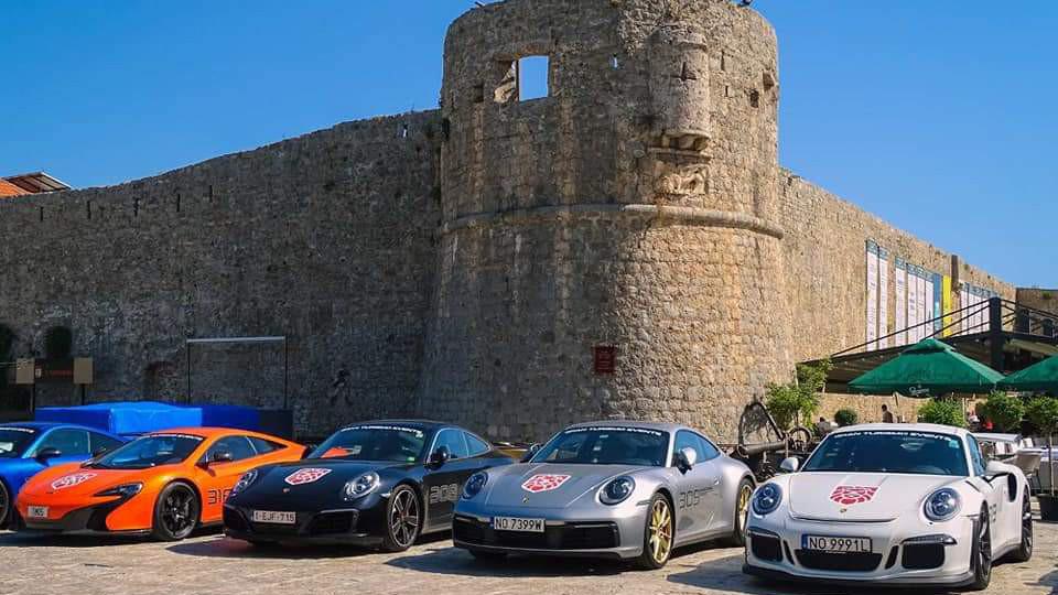 Izložba luksuznih automobila ispred Starog grada | Radio Televizija Budva