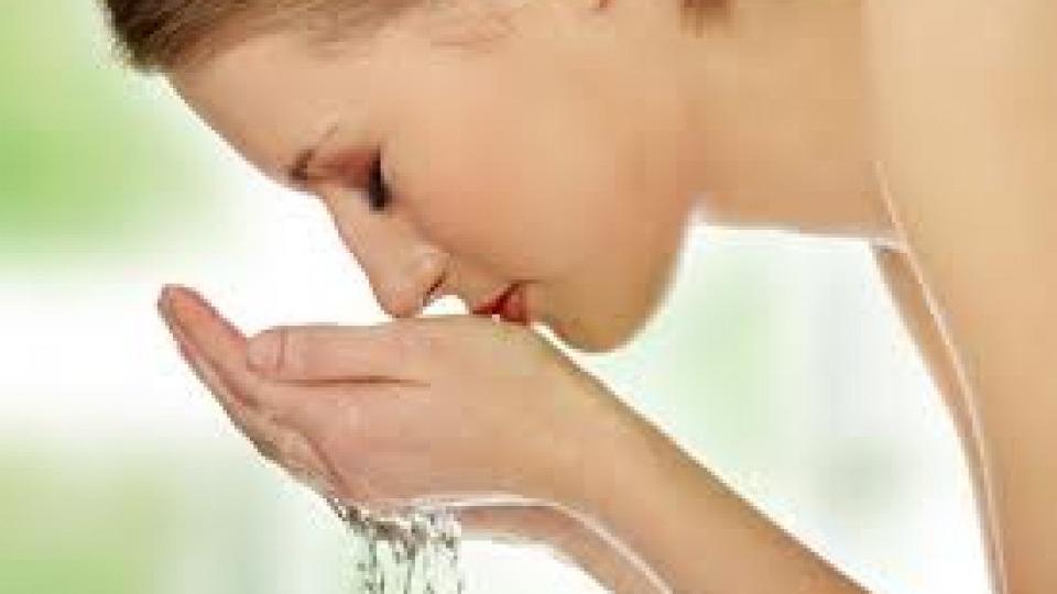 Prednosti umivanja lica hladnom vodom | Radio Televizija Budva