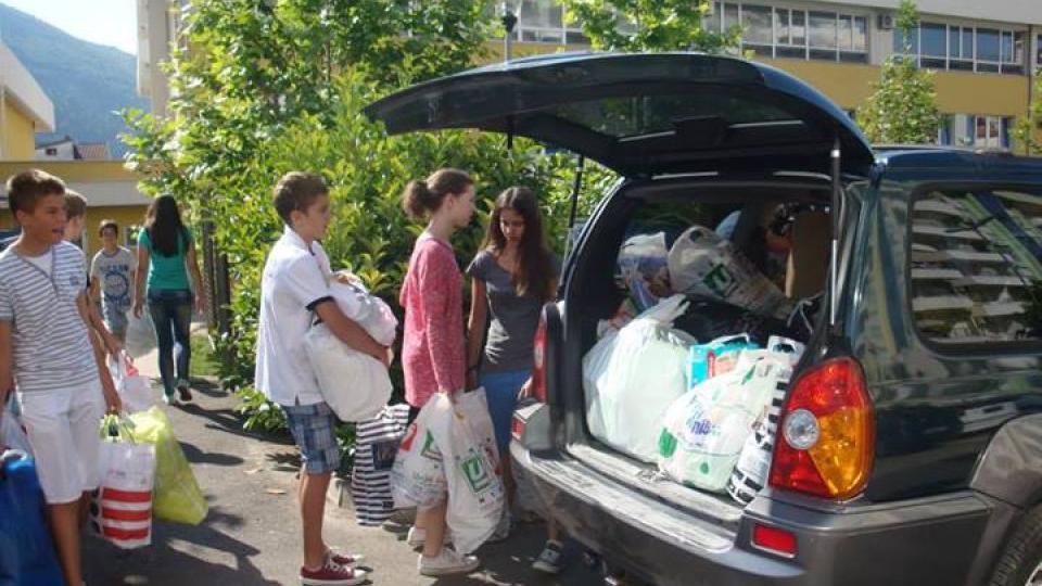 Prikupljanje pomoći za ugrožene u poplavi u Srbiji i BiH | Radio Televizija Budva