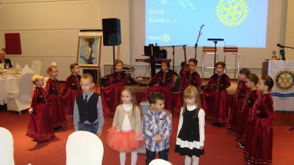 Rotary club Budva nabavio pomagala za slabovidu djecu CG i imobilijar za  budvanske vrtiće | Radio Televizija Budva
