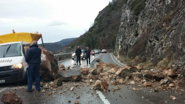Put Budva - Cetinje: Ogromna stijena pala na put i udarila u kamion | Radio Televizija Budva