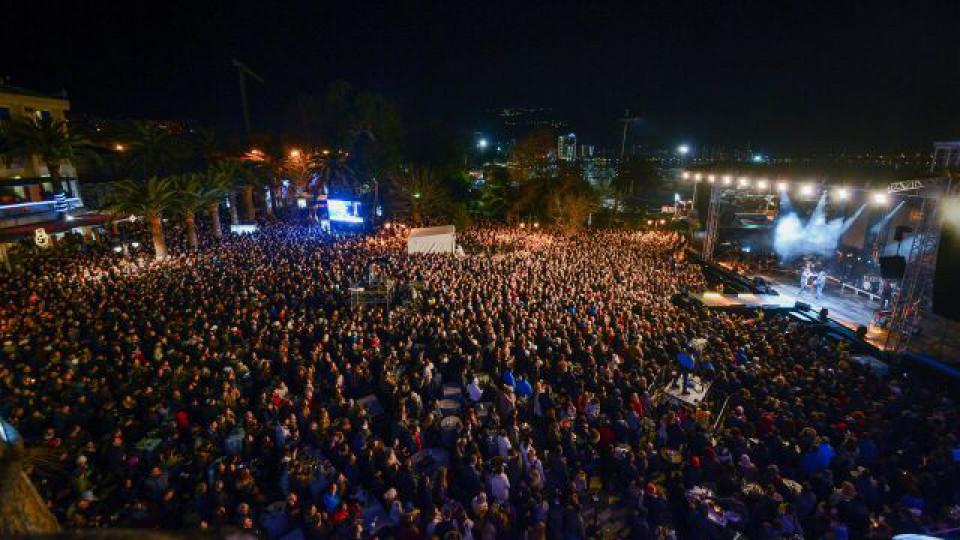 Preko 20.000 ljudi na trgu ispred Starog grada | Radio Televizija Budva