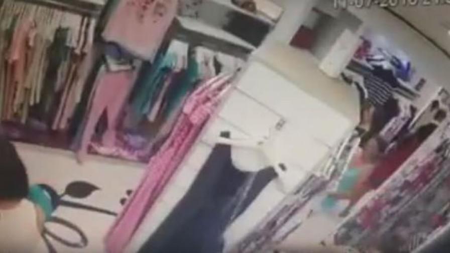 VIDEO: Djevojka ukrala novčanik u Budvi | Radio Televizija Budva