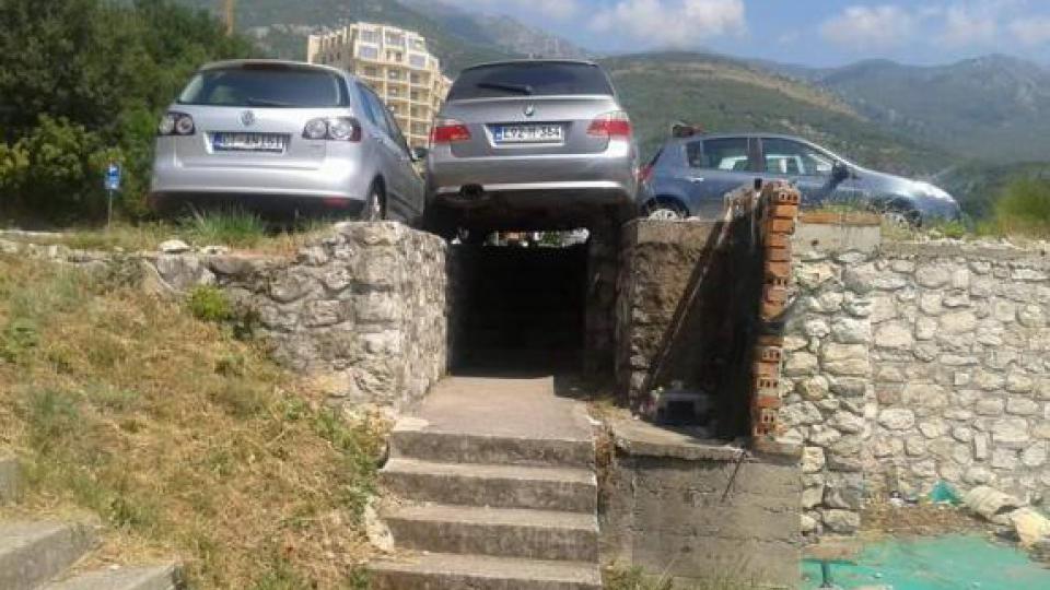 FOTO: Da li je ovo najluđe parkiranje u Crnoj Gori? | Radio Televizija Budva