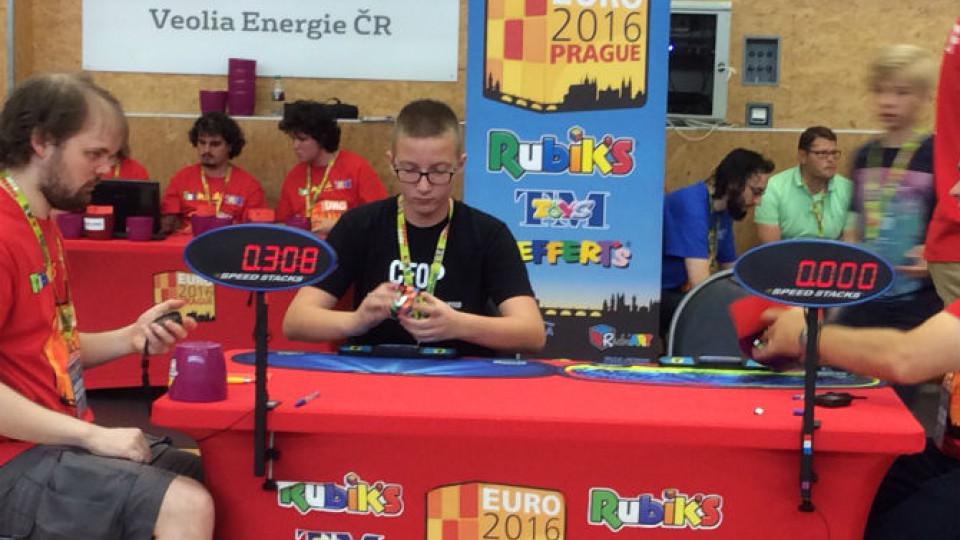 Ovaj mladi Crnogorac slaže Rubikovu kocku za osam sekundi | Radio Televizija Budva