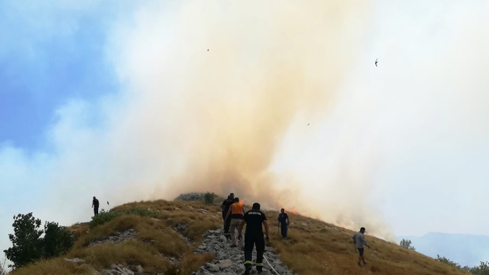 Na Lovćenu kritično, budvanski vatrogasci pomažu već četvrti dan | Radio Televizija Budva