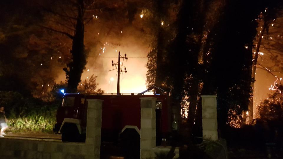 Vatra u Tivtu prijetila da ugrozi kuće | Radio Televizija Budva