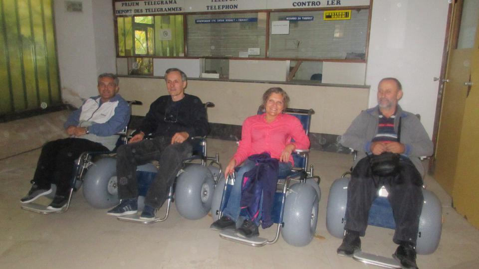 JPMD doniralo četvoro kolica Savezu udruženja paraplegičara | Radio Televizija Budva