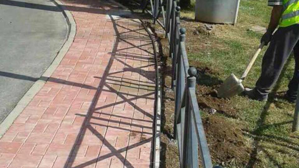 Postavljena ograda na ukrštanju ulice 13. jula i Mediteranske | Radio Televizija Budva