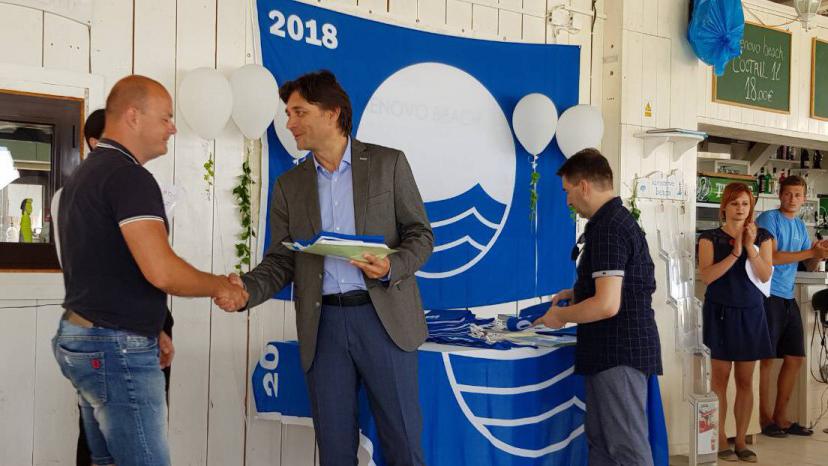 Prva Plava zastavica ove godine podignuta na plaži Kamenovo | Radio Televizija Budva