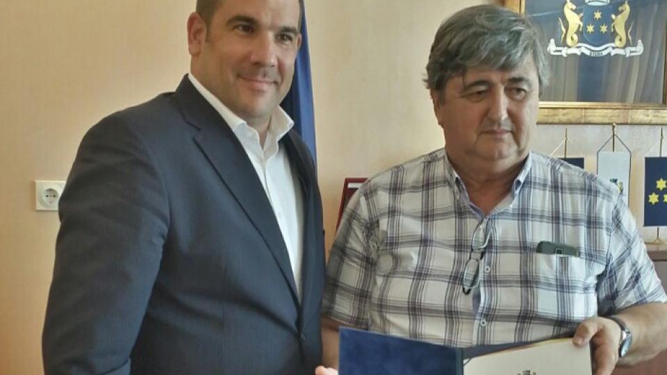 Predsjednik Opštine uručio zahvalnicu Vuku Mitroviću | Radio Televizija Budva