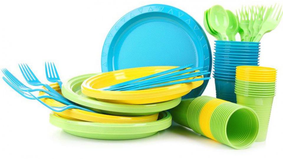 Plastični tanjiri, čaše i pribor za jelo su štetni za zdravlje | Radio Televizija Budva