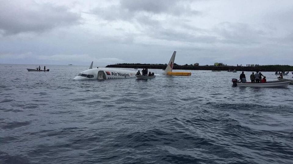 Avion promašio pistu pa sletio u okean | Radio Televizija Budva