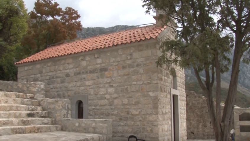 Osveštan novoobnovljeni hram posvećen Svetom Stefanu Štiljanoviću u Đenašima | Radio Televizija Budva
