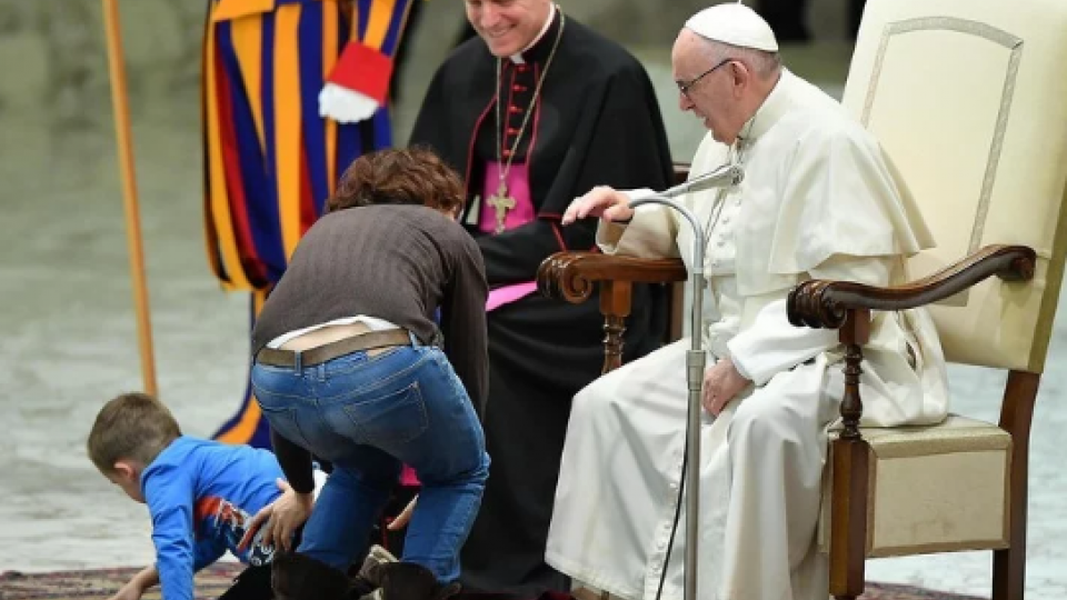 Nijemi šestogodišnji dječak trčao oko pape i osvojio simpatije javnosti VIDEO | Radio Televizija Budva