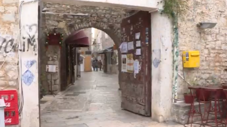 Započeta restauracija vrata od Starog grada | Radio Televizija Budva