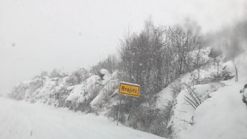 Šleper zaglavljen na putu Cetinje-Budva, saobraća se jednom trakom | Radio Televizija Budva
